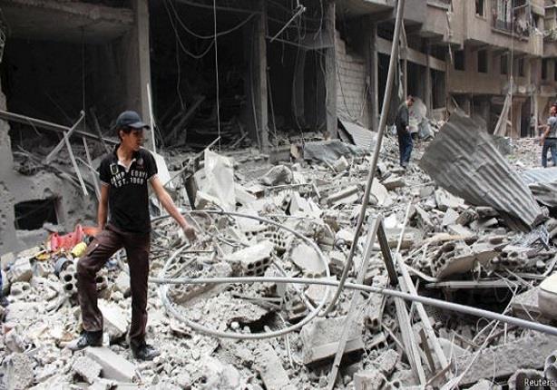 مواطن سوري وسط أنقاض مبان دمرتها غارات للجيش السور