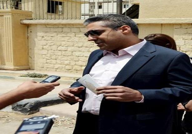 صحفي الجزيرة محمد فهمي يتحدث إلى الصحفيين وهو يمسك