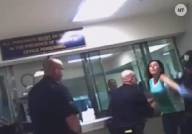 فتاة تعتدي على ضابط داخل مطار بأمريكا 