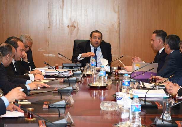 أشرف سالمان وزير الاستثمار مع رؤساء جمعيات مستثمري
