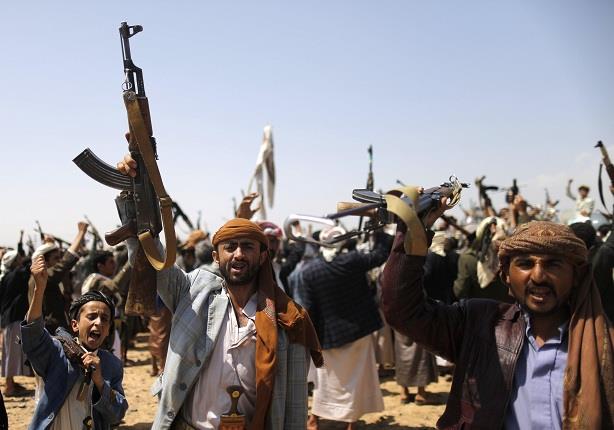 الحوثيون يغرقون قاربًا به أسر نازحة بسبب القتال ال