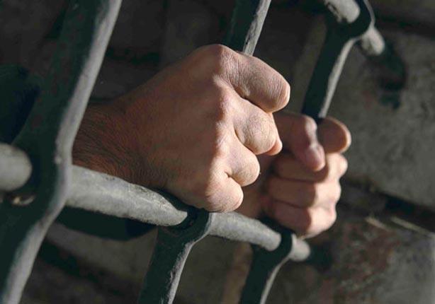 حبس ضابط شرطة و3 محامين لمدة عام و تغريمهم  ١٠ آلا