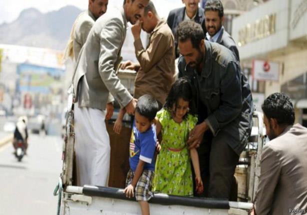 سكان يغادرون في ظل استمرار الحرب في اليمن 