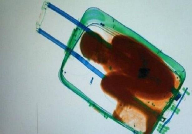 تهريب صبي من ساحل العاج إلى إسبانيا في حقيبة سفر