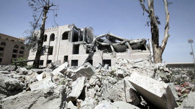 قصف طيران التحالف مقر الاتحاد اليمني لكرة القدم في