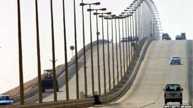 تقول السلطات البحرينية إن جسر الملك فهد الذي يصل ا