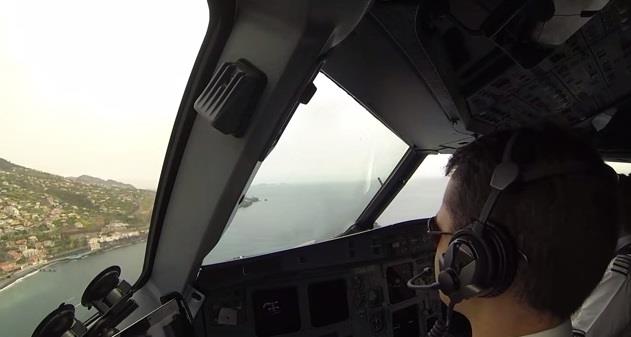ماذا يفعل الطيار البريطاني أثناء الهبوط في أخطر ال