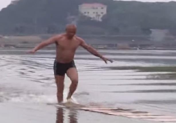 صيني يمشي على الماء