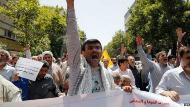 طالب المتشددون بالتظاهر باتجاه مجمع آزادي الرياضي 