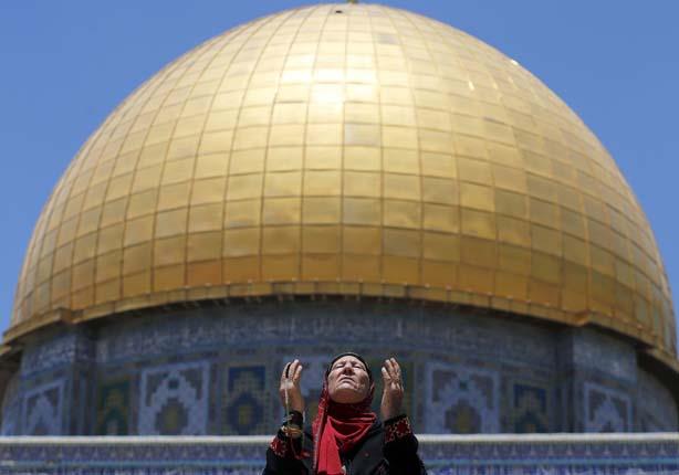 سيدة فلسطينية تدعو الله أمام مسجد قبة الصخرة