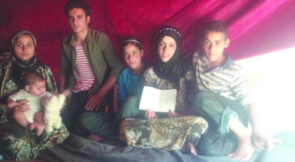 لاجئة سورية - أنجلينا جولي تعاملنا كأبنائها وتكفلت