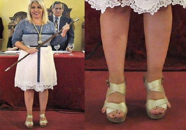 عمدة إسبانية تشعل تويتر بسبب أخمص قدميها