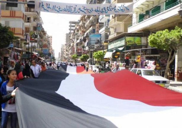 مدينة العاشر من رمضان تحتفل بأطول علم لمصر - ارشيف
