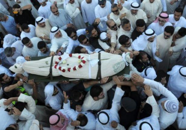 لُفَّت الجثامين بأعلام كويتية، وحملها المشيعون وهو