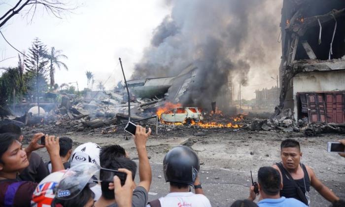 مشهد تحطم الطائرة العسكرية الإندونيسية