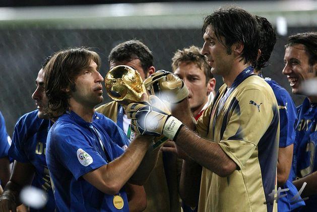 بيرلو وبوفون يحملان كأس العالم 2006