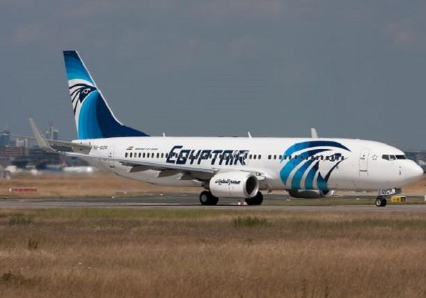 طائرة مصرية تهبط اضطراريًا بمطار سعودي بعد كسر الز