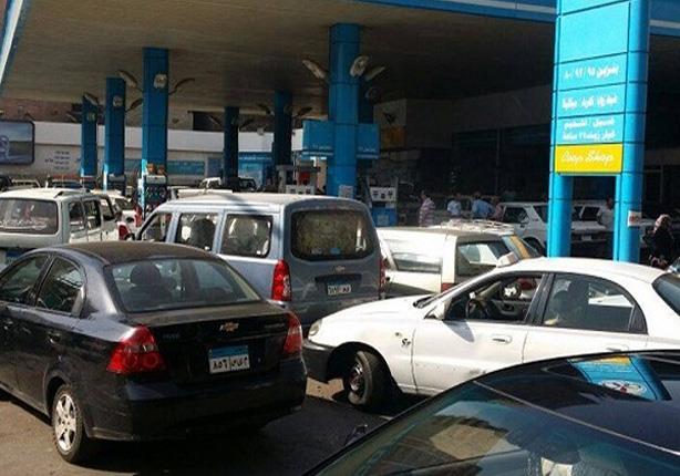البترول توضح سبب تكدس السيارات أمام محطات البنزين 
