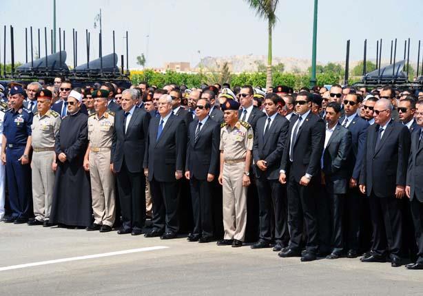 الرئيس السيسي والقيادات العسكرية والسياسية في جناز