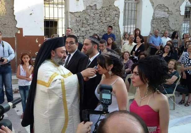 زفاف على حطام القصف في كنيسة سورية