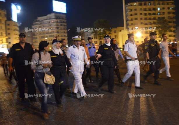  الشرطة النسائية أثناء تمشيط ميدان التحرير 