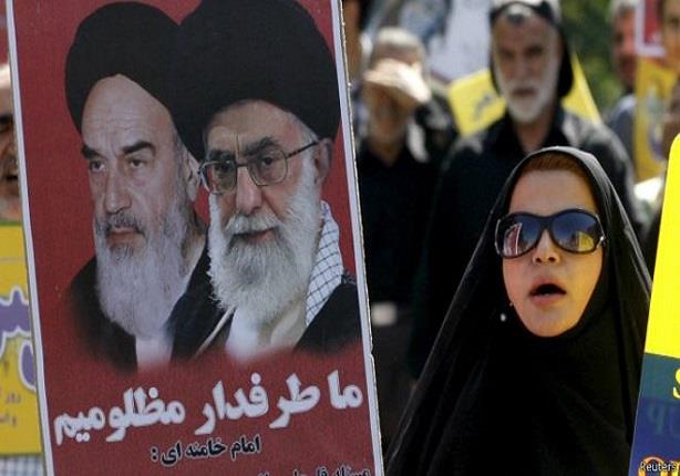 متظاهرة إيرانية في يوم القدس ترفع صورة للمرشد الأع