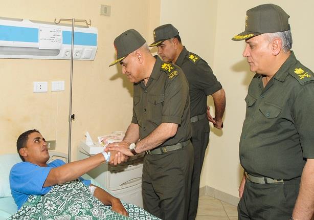 وزير الدفاع يزور الضباط والجنود المصابين