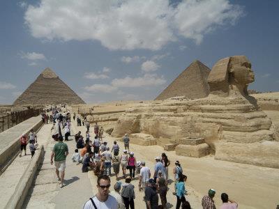 أكثر من 41 ألف مصري وأجنبي زاروا آثار الهرم خلال ع