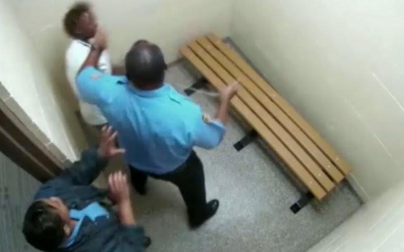قيام الشرطة الأمريكية بضرب مراهقة مقيدة داخل زنزان