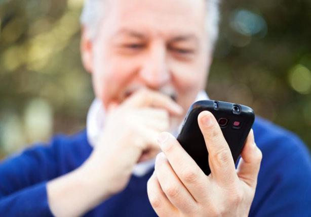 8 تطبيقات يمكن تحميلها على هواتف كبار السن