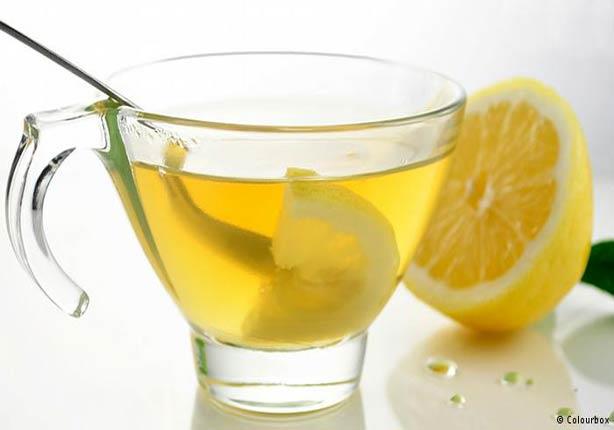فوائد شرب الماء الدافئ مع الليمون