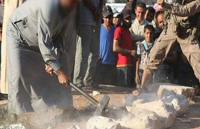 داعش تحطم تماثيل في مدينة تدمر