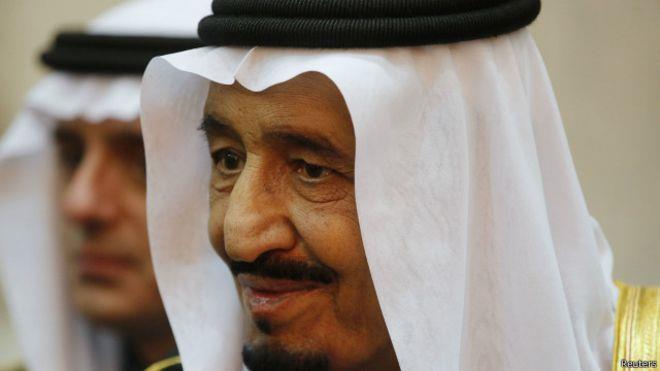 انتقدت الصحيفة السماح للملك السعودي بمنع الشرطيات 