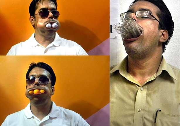 هندي يضع 1001 ماصة في فمه ويسجل رقم قياسي