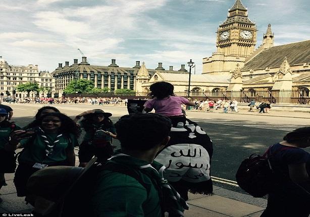 بريطاني يحمل علم داعش أمام ساعة بيج بن