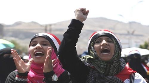 ممثلو جامعات مصر يرفعون العلم على ضفة قناة السويس 