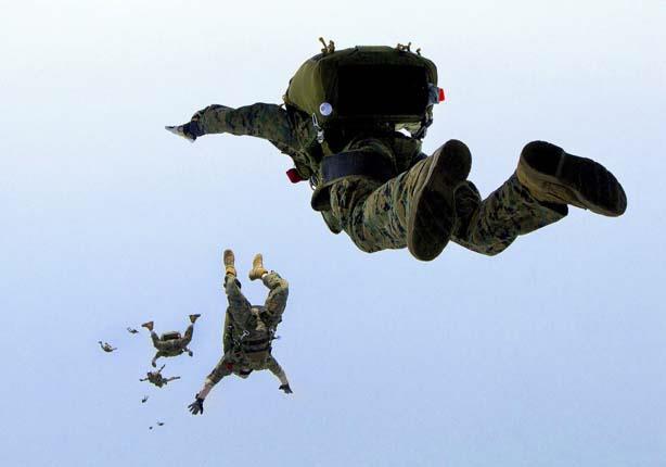 جنود مارينز يقفزون من طائرة كي سي ـ 130 هيركوليز