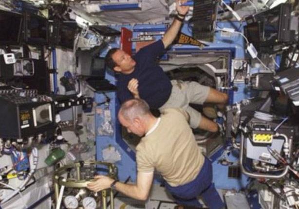  رواد فضاء يسبحون في محطة الفضاء الدولية في ظل انع