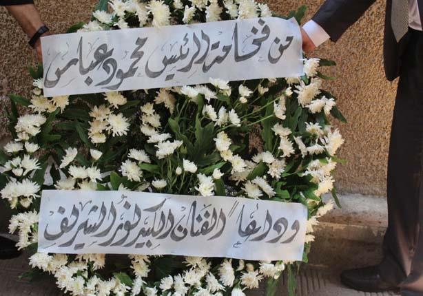 أبو مازن يضع باقة زهور على قبر نور الشريف 