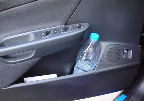  زجاجات المياه المتروكة داخل السيارة تمثل خطر جسيم