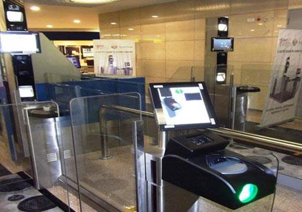 بوابات الجوازات الإلكترونية بمطار القاهرة