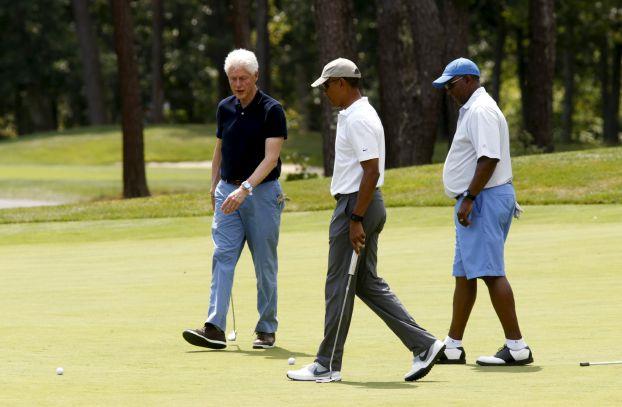 أوباما وكلينتون يلعبان الجولف سوياً في ماساتشوستس