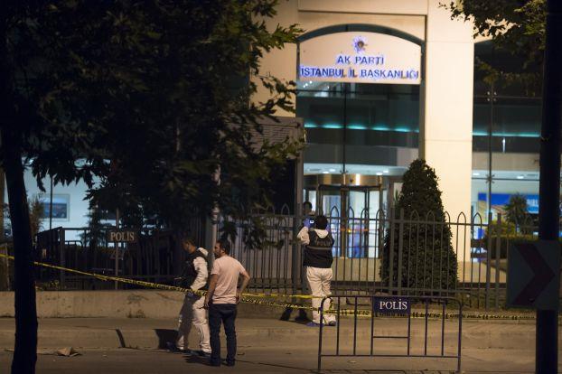 إصابة شرطي جرّاء هجوم على مقر للحزب الحاكم في تركي