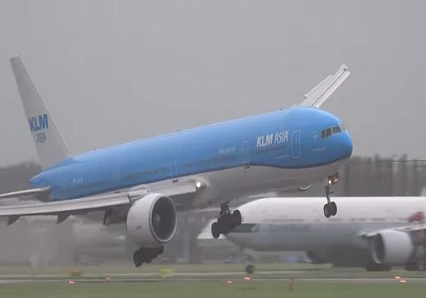 لحظات مثيرة لهبوط طائرة بوينج في مطار أمستردام