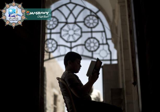 ما حكم قراءة القرآن يوم الجمعة قبل الخطبة؟