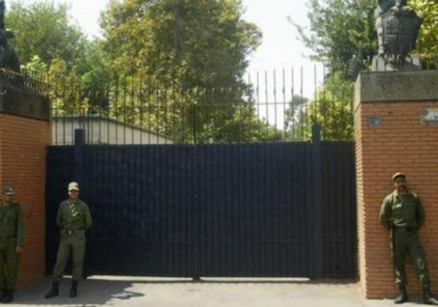 أغلقت بريطانيا سفارتها في طهران بعد اقتحامها في عا