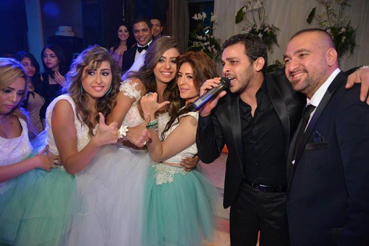 محمد رشاد يتألق بالغناء في حفل زفاف هبة وفادي