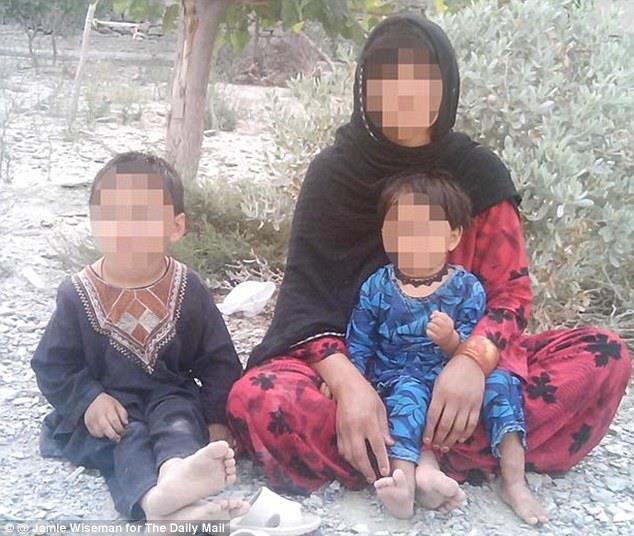 أفغانية تروي معاناة عائلتها علي أيدي مقاتلي طالبان