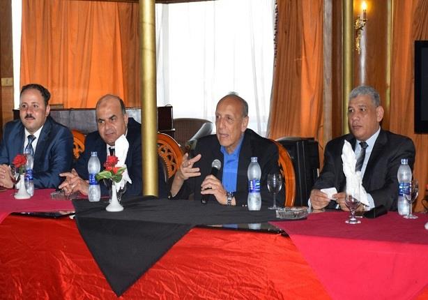 رئيس المصرية للاتصالات يلتقي العاملين بسنترالات سو