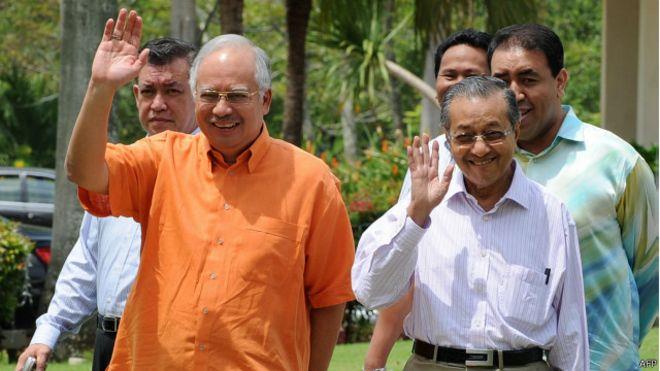 مهاتير محمد رئيس الوزراء السابق لماليزيا إلى جوار 